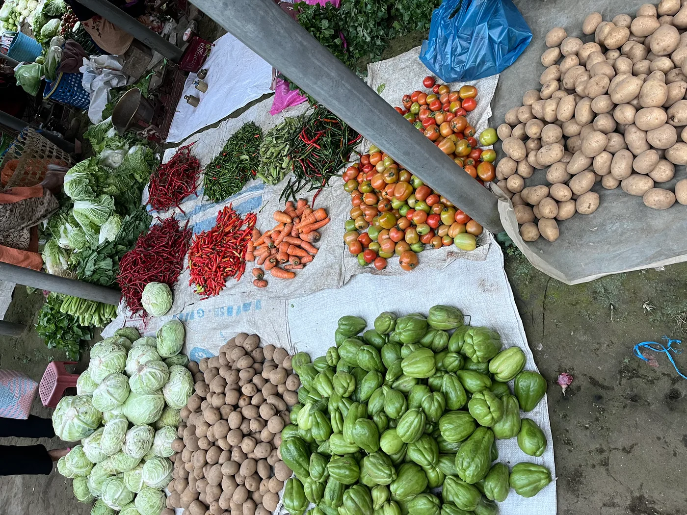 Tomat, kentang, cabai, labu, dan sayuran tertata di lapak pasar tradisional
